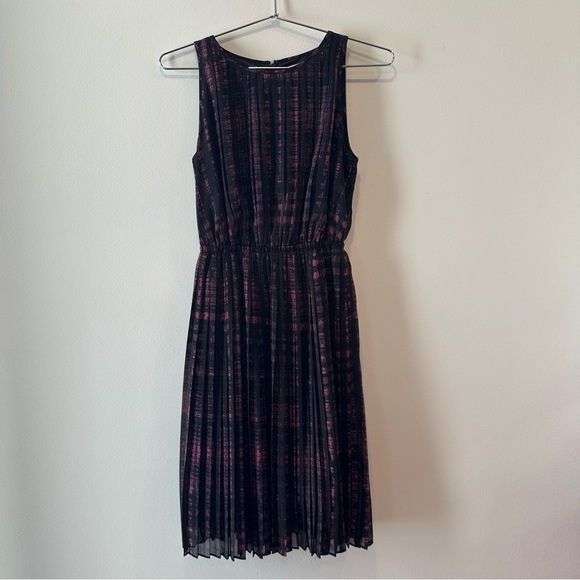 Banana Republic Dresses & Skirts - Banana Republic Pleated Midi Dress – Black & Magenta Print, Size 0